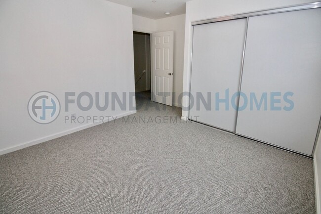 Building Photo - Great Layout, Newer Hamilton Condo - A/C - FOUNDATION -