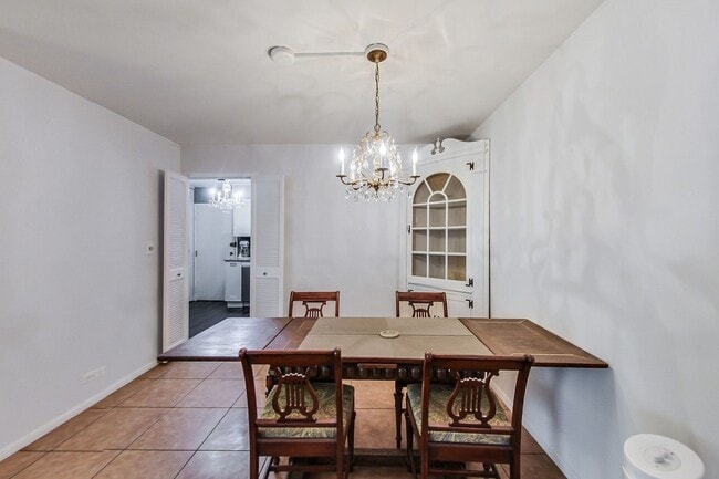 Building Photo - 6033 N Sheridan Rd