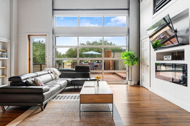 Building Photo - 9801 Mor Dr