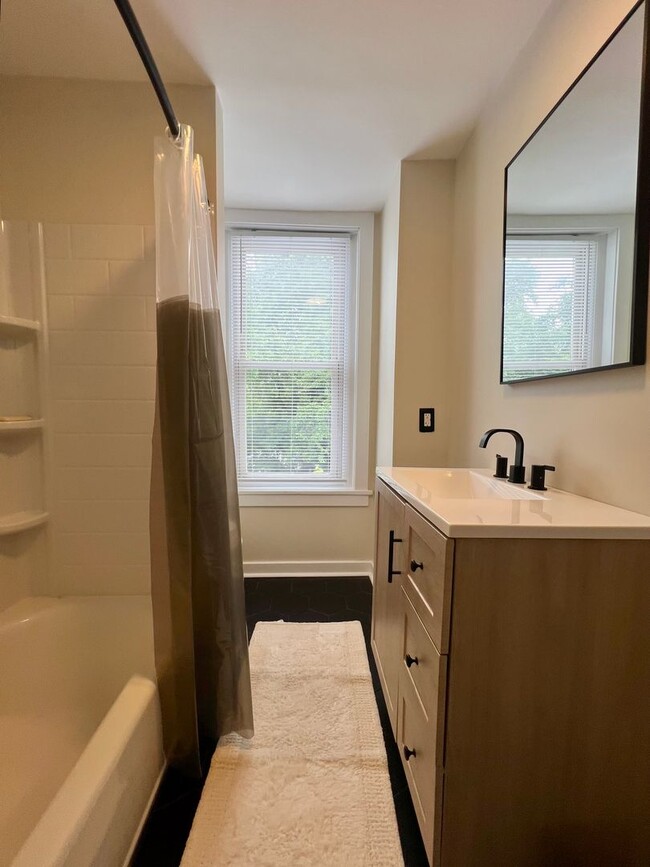 Building Photo - Stunning 2-Bedroom Townhouse in Manayunk! Available NOW!