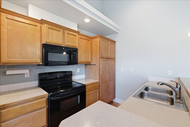 Building Photo - 3 Bedroom, 2 Bath, with 2 Car Garage Located on the Central Bench Rim