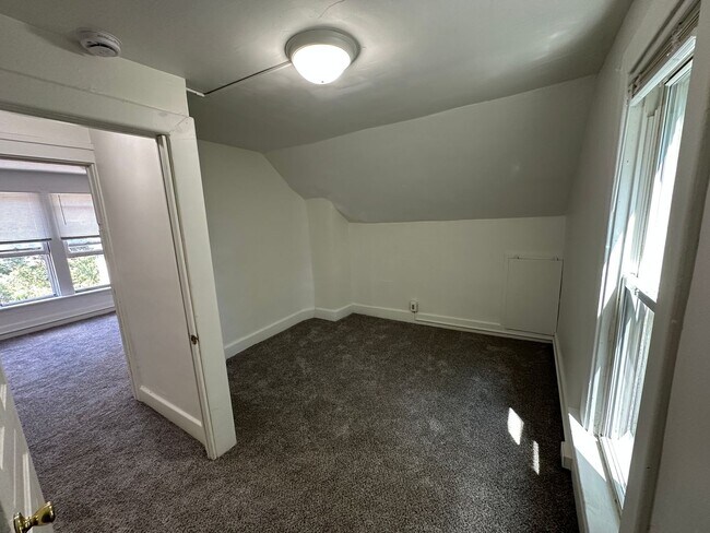 Building Photo - 44 Vandine Pl NE