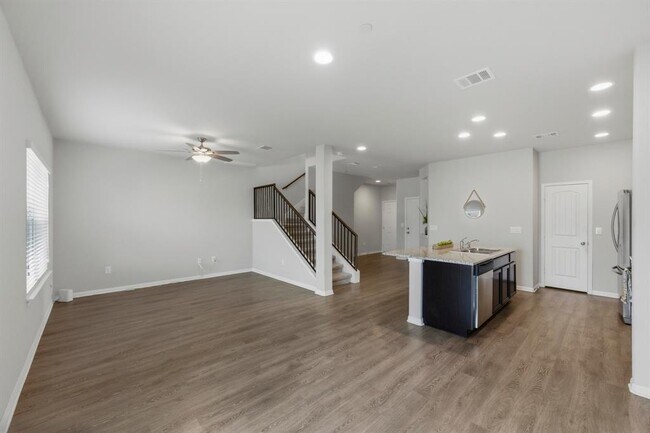 Building Photo - 516 E Slaughter Ln