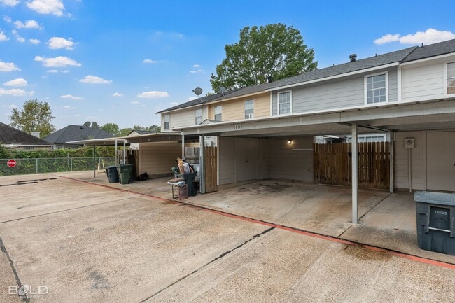 Building Photo - 3 bed 2 bath Town House