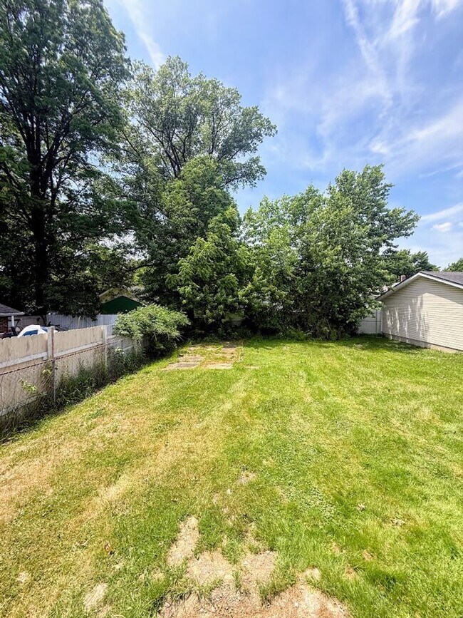Building Photo - Three bedroom one bathroom home for rent