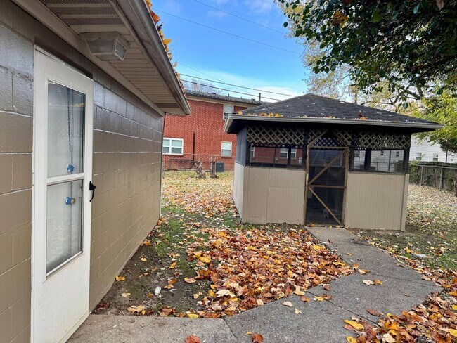 Building Photo - Updated 1-brm home with huge living room, brand new flooring, washer/dryer, new kitchen and bathr...