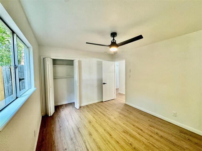 Building Photo - 9506 Stonebridge Dr