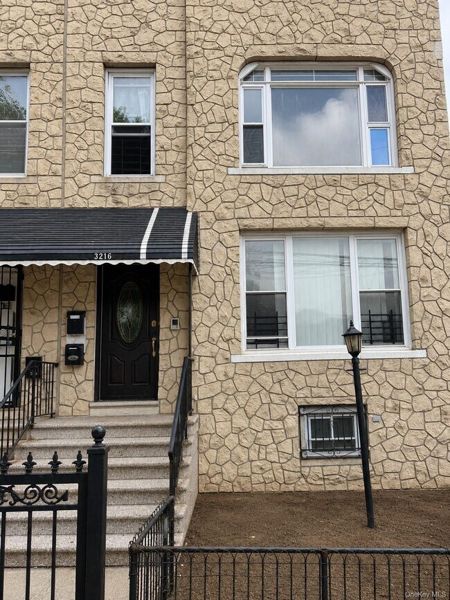 Building Photo - 3216 Seymour Ave