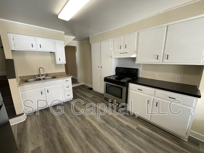 Building Photo - 544 Smith St