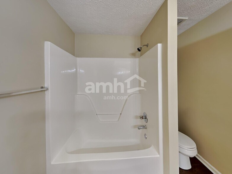 Building Photo - 3050 Weybridge Dr