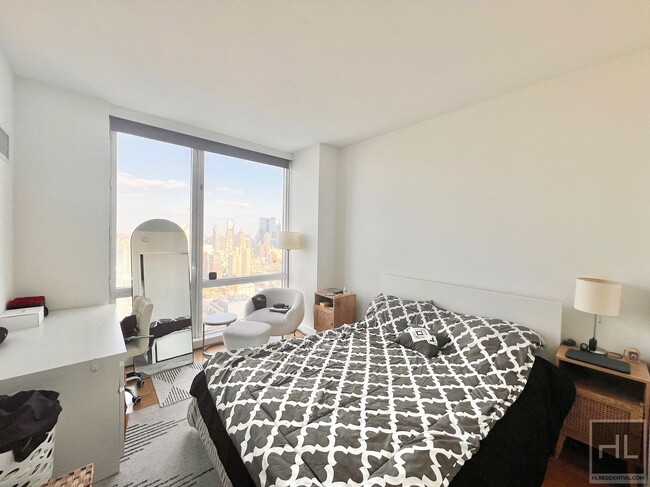 Building Photo - Furnished Luxury 1BR! WD in unit! 54th flo...