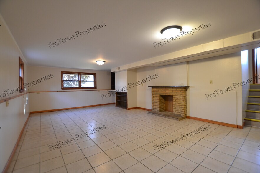 Building Photo - 2205 Tamarack Dr