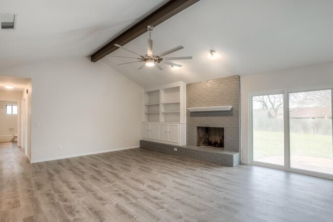 Building Photo - 2503 Versailles Dr