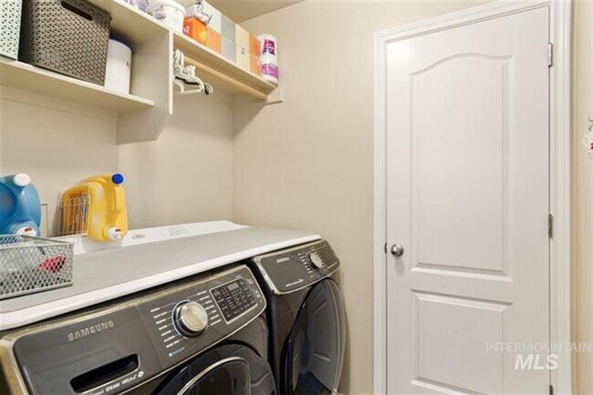 Building Photo - 3 Bedroom 2 Bath Single Level Blackhawk Subdivision