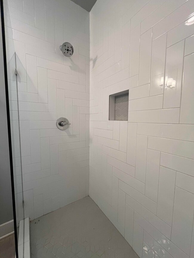 Building Photo - 976 Youngs Ln