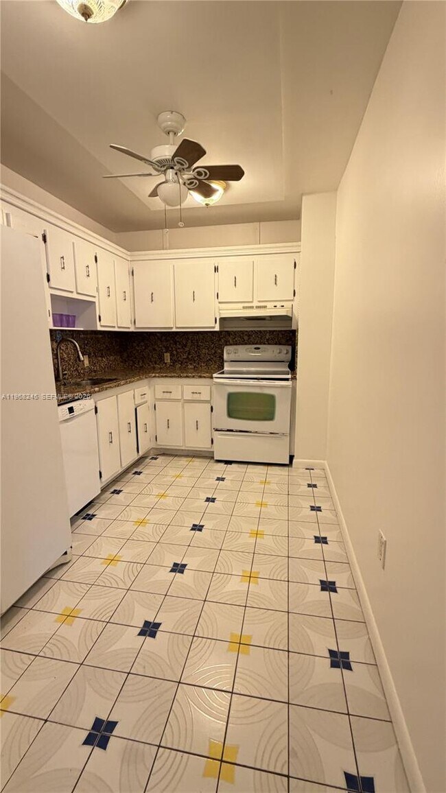 Building Photo - 20100 W Country Club Dr