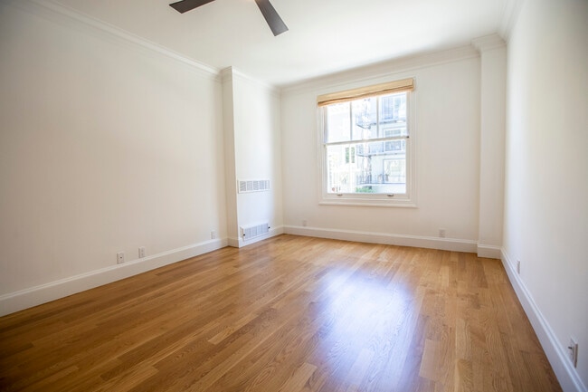 Building Photo - 1870 Jackson St