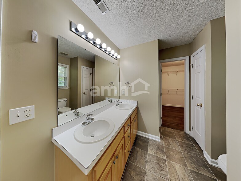 Building Photo - 1609 Middle Ridge Dr