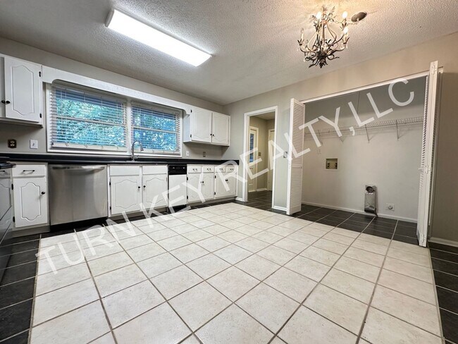 Building Photo - Adorable Townhome for Rent in Cahaba Heigh...