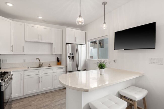 Building Photo - Charming 1BR/1BA Cottage - Private Patio w...