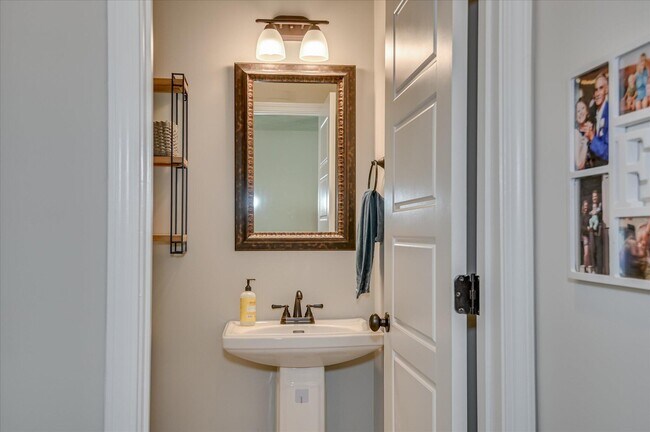 Building Photo - 210 Pebble Ln