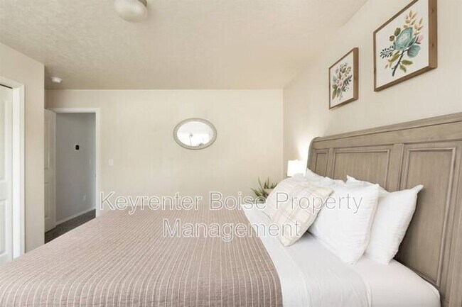 Building Photo - 879 N Traquair Pl