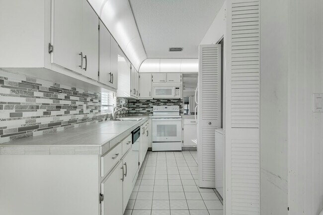 Building Photo - 13679 Date Palm Ct