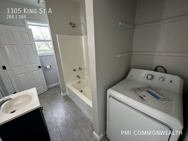 Building Photo - 2 Bed / 1 Bath Top Unit Duplex (Available ...