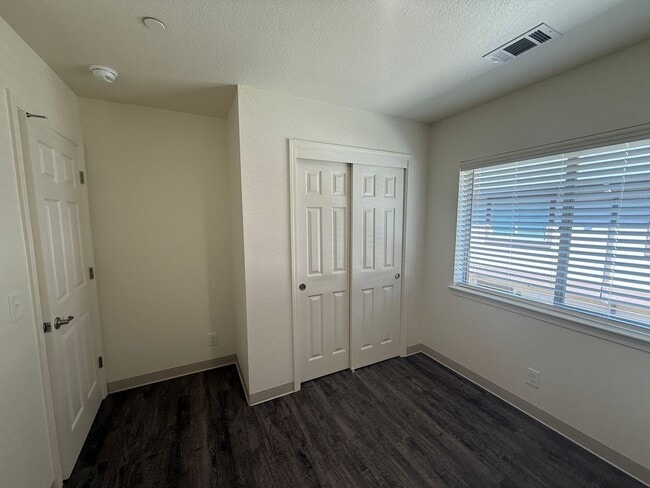 Building Photo - Free Month of Rent for Move in before Dec 1st - Brand New Upstairs 3 Bedroom Apartment