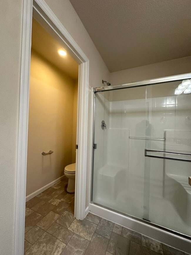 Building Photo - Newer Sherwood 3bd, 2.5ba Townhouse. Has A...