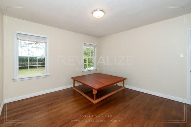 Building Photo - Charming Brick Ranch with Modern Comforts in Mobile!