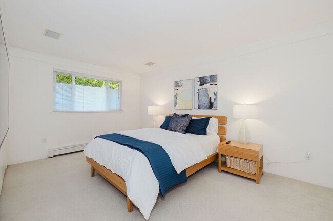 Building Photo - Furnished Bainbridge Island Waterfront Home with Incredible Views