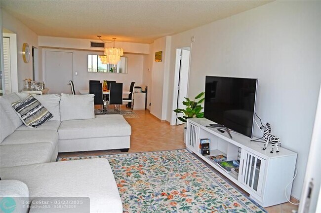 Building Photo - 525 N Ocean Blvd