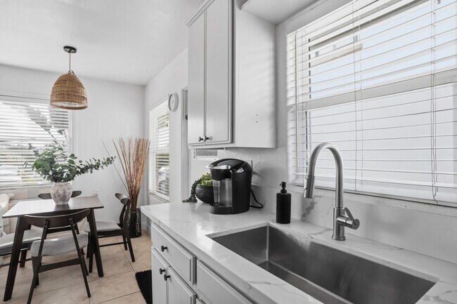 Building Photo - 2604 Juan St