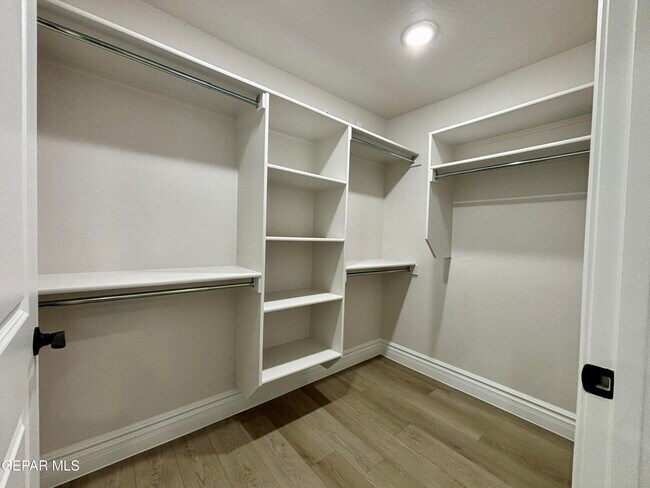 Building Photo - 2633 Dunoon Dr