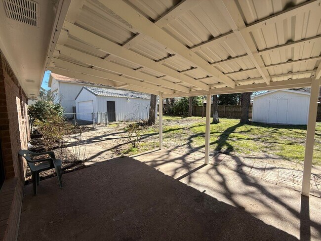 Building Photo - Available-Remodeled 3/2 with 4-Car Garage!