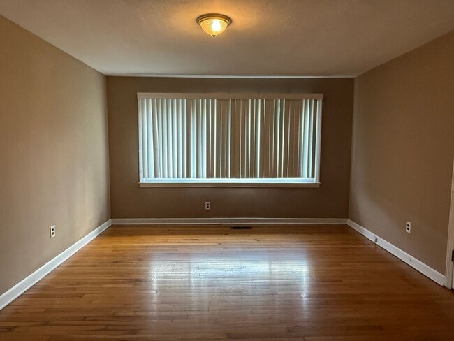 Building Photo - 3bed / 2 bath house near Race Track!