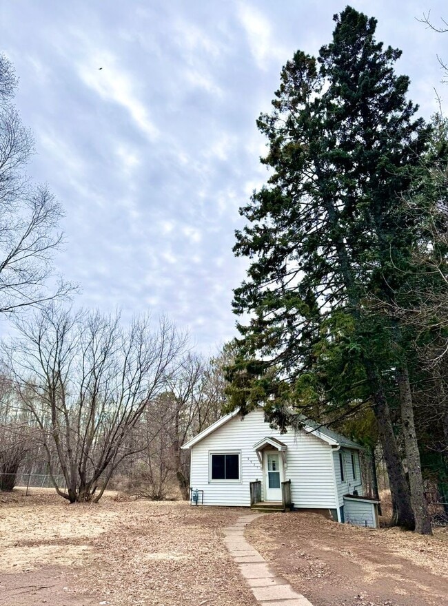 Building Photo - AVAILABLE August 15th - 2 BED, 1 BATH HOME