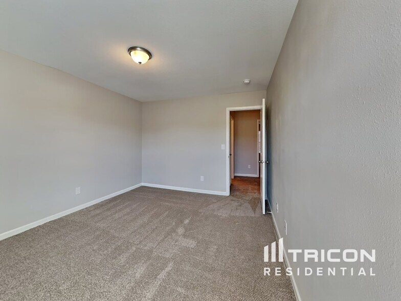 Building Photo - 2831 Village Center Dr