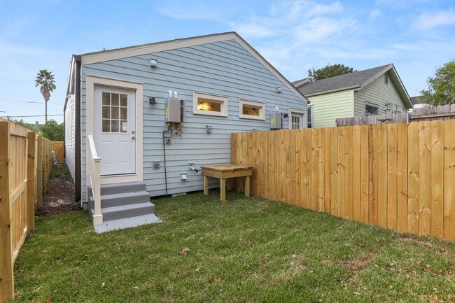 Building Photo - Gorgeous Historic Renovation! One block of...