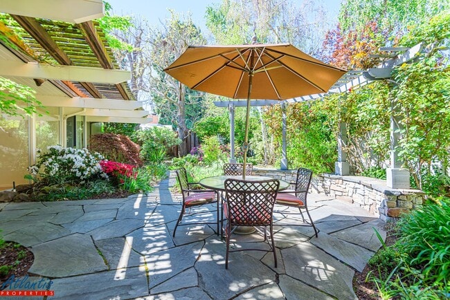 Building Photo - Gorgeous Eichler Home | Desirable Location