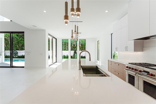 Building Photo - 464 NE 6th St