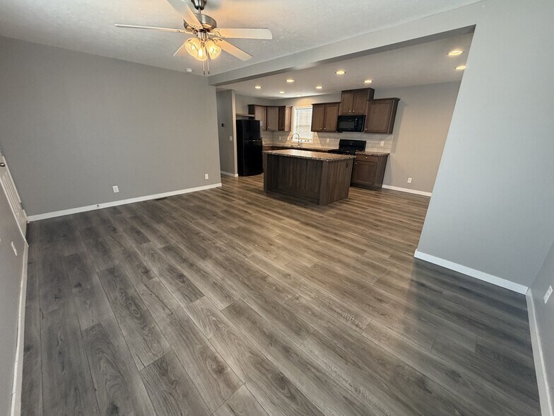 Building Photo - 15385 Dominique Dr