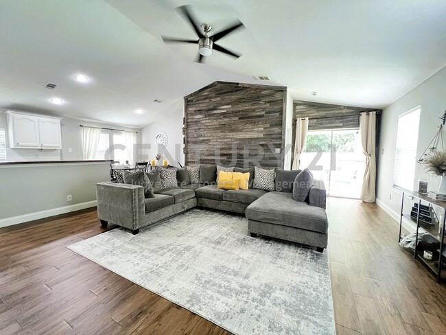 Building Photo - Well Maintained 4/2/2 Nestled on Cul-De-Sa...