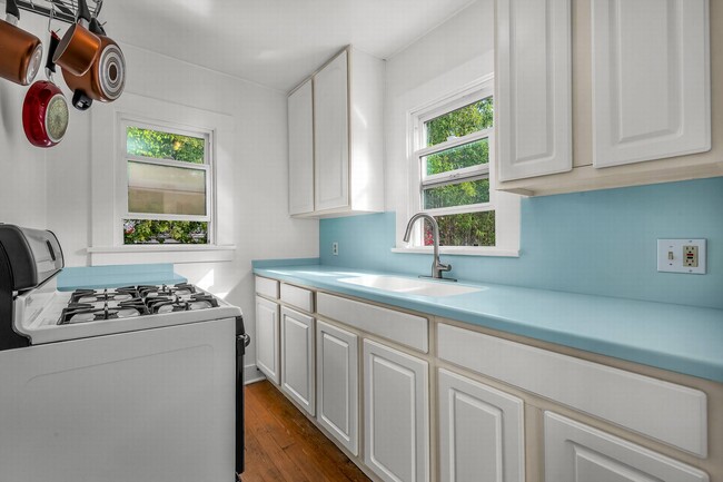 Building Photo - 204 S Guadalupe Ave