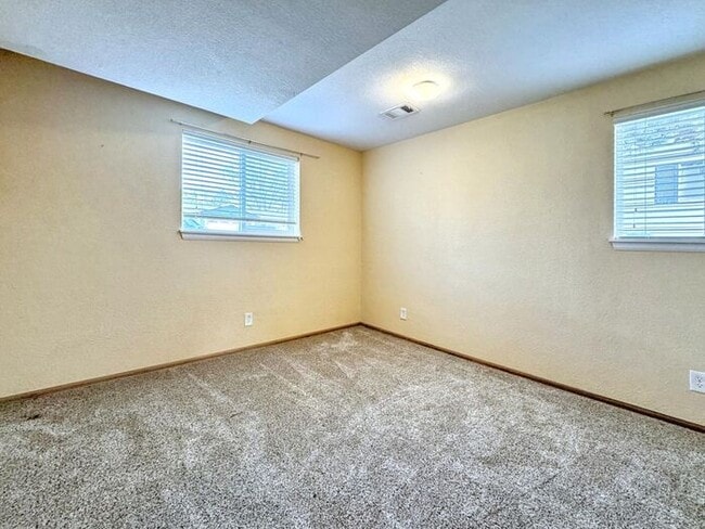 Building Photo - Spacious 4-Bedroom Home with Modern Amenit...
