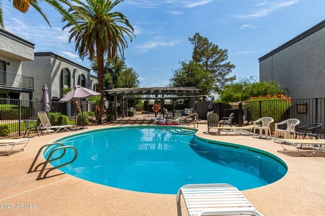 Building Photo - Old Town Scottsdale townhome- 2 bd 2 bath- W/D- Yard