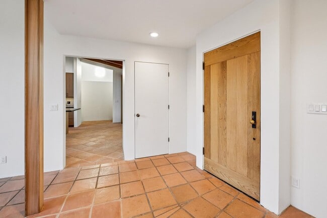 Building Photo - Charming 4BR Home Available in Private Portola Valley Cul de Sac
