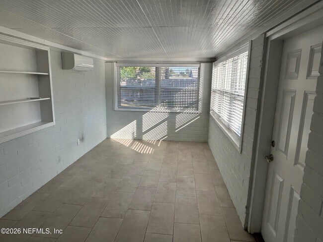 Building Photo - 825 14th Ave N