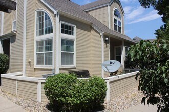 Building Photo - Gorgeous 2 Story End Unit in Lakewood!